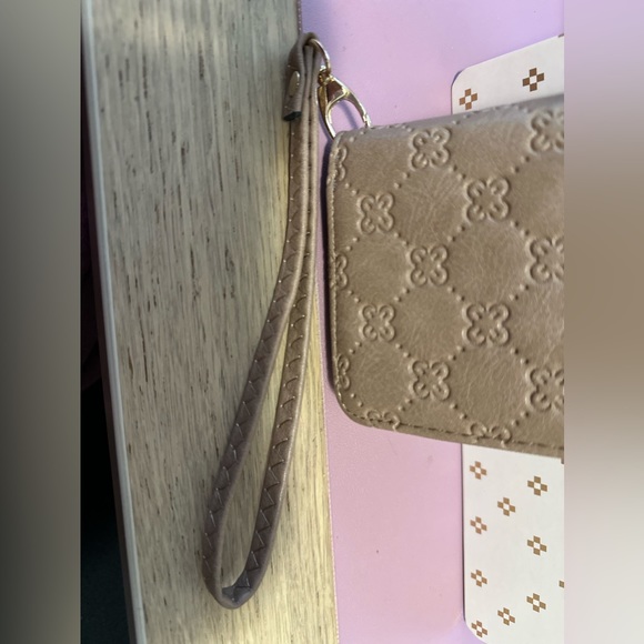 Bee Tan Wallet -BNWOT - Picture 2 of 3
